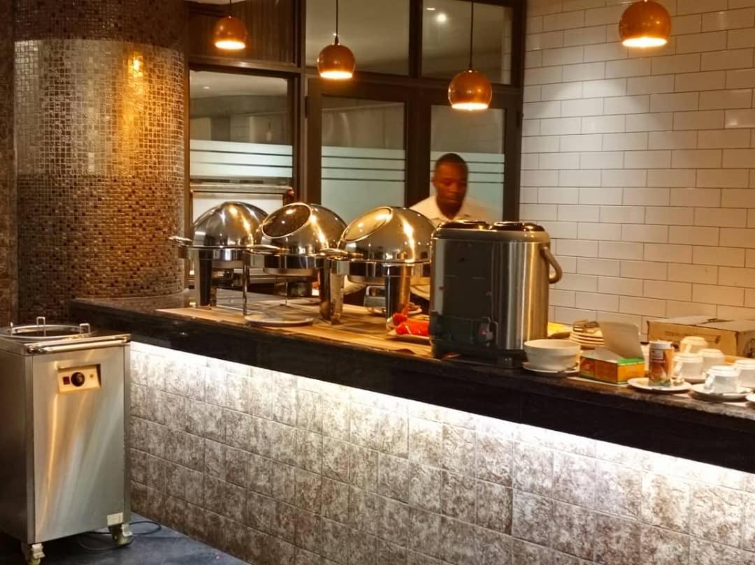 Victoria Mews Hotel كامبالا المظهر الخارجي الصورة